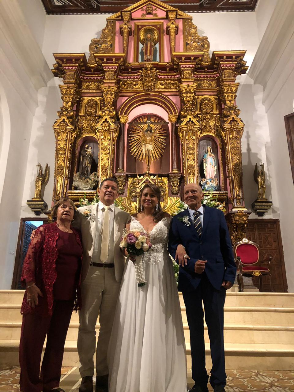 Con sus padres: Rubiela Morera, Luis Over Lamilla.